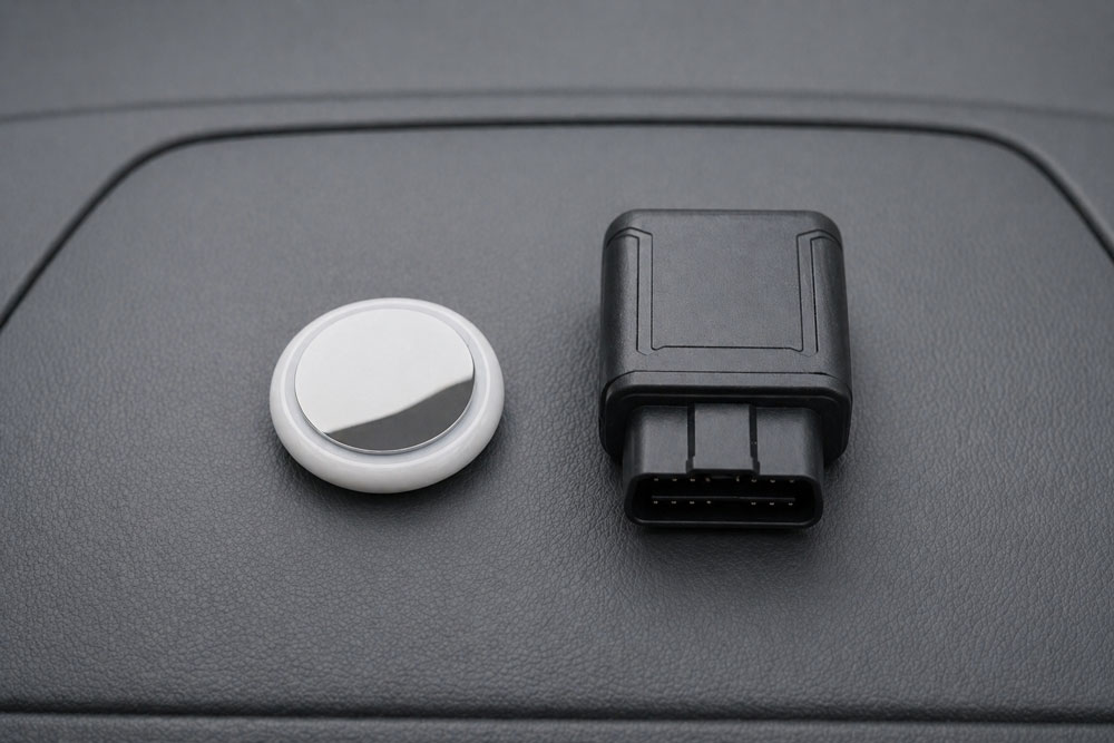 gps tracker vs apple airtag